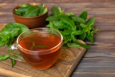 Arka planda bir fincan nane çayı. Fotokopi alanı ile taze nane görünümlü yeşil çay.