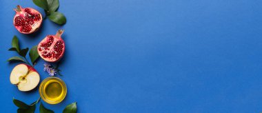 Renkli arka planda yahudi Rosh Hashanah bayramı sembolleri olan düz kompozisyon, Rosh hashanah kavramı. Geleneksel yılbaşı tatili. Kopyalama alanı olan üst görünüm.