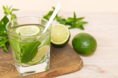 Mojito kokteyli. Limonlu, limonlu ve naneli mojito kokteylini uzun bir bardakta sopayla tazeliyorum..