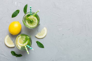 Caipirinha, Mojito kokteyli, limonlu votka veya soda, masa arkasında nane ve saman. Naneli, limonlu, cam manzaralı, ferahlatıcı bir içecek..