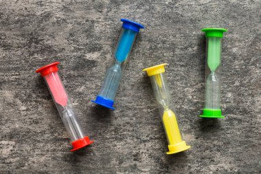 Masadaki kum saati, iş bitiş zamanı kavramı olarak geçen kum saati, boşluğu kopyala.