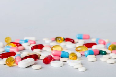 Bir çok farklı renkli ilaç ve hapların bakış açısı farklı. Renkli arkaplanda bir sürü hap.