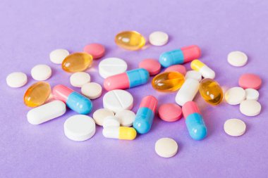 Bir çok farklı renkli ilaç ve hapların bakış açısı farklı. Renkli arkaplanda bir sürü hap.