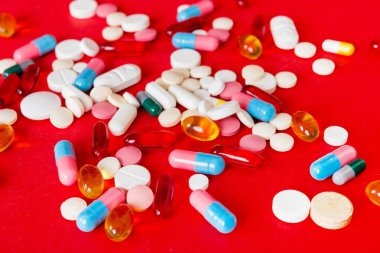 Bir çok farklı renkli ilaç ve hapların bakış açısı farklı. Renkli arkaplanda bir sürü hap.