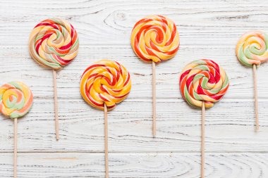 Renkli arka planda renkli lolipoplar. Yaz kavramı. Parti Mutlu Yıllar ya da Minimalist Kavram.