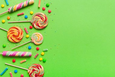 Lezzetli İştah açıcı Parti Aksesuarları Mutlu Yıllar Tatlı. Renkli arkaplanda farklı tipte şekerler, kopyalama alanı. Renkli doğum günü partisi geçmişi.