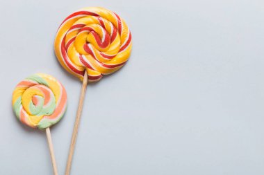 Renkli arka planda renkli lolipoplar. Yaz kavramı. Parti Mutlu Yıllar ya da Minimalist Kavram.