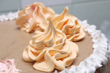 Şekerci kadın pastaya krema döküyor. Pasta poşeti kullanıyor, yakından bakıyor. Pasta şefi ev yapımı kek pişiriyor. Pişirme, pişirme ve pişirme, ev yemeği.