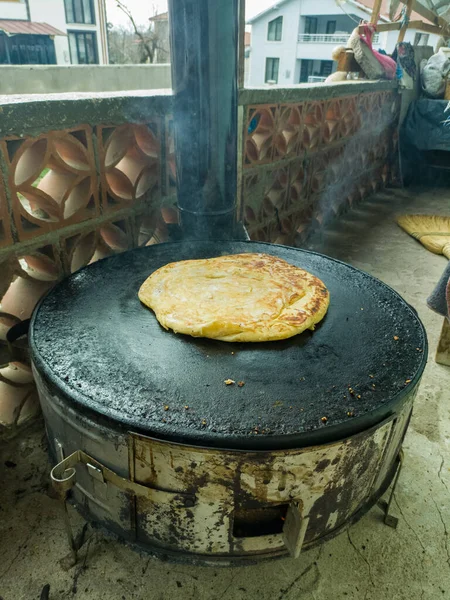 Kahvaltı için ev yapımı ekmek, boş bir fırının kapağı, tipik, çok popüler bir yemek, sokakta pişirilen ekmek, ateş.