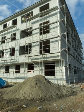 İnşaat, inşaat, inşaat ve mimari konsept çok katlı apartmanlar, vinçleri ve betonu olan inşaat alanları. yüksek kaliteli fotoğraf