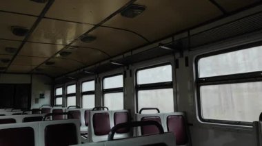 Hareket halindeyken trenin içini görmek. Boş bir vagonun içine bak. Yolculuk sırasında boş bir trenin kabininde. Boş tren vagonu.
