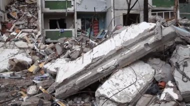 Ukrayna 'nın Chernihiv şehrindeki roket saldırısından sonra yıkılan bir bina. Ukrayna 'nın Chernihiv şehrindeki Rus bombardımanı evi mahvetti..