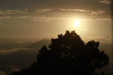 Keşiş şehirde yürüyor. 