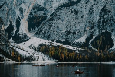 Lago di Braies 'in (Pragser Wildsee) muhteşem manzarası, Güney Tirol Gölü, Dolomites dağları. Tipik ahşap tekneleri olan popüler turistik bir yer. 