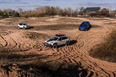 Off-road Jeep Cherokee 2019 ve Kumda Hain