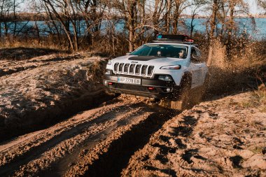 Off-road Jeep Cherokee 2019 Kum üzerinde