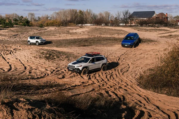 Off-road Jeep Cherokee 2019 ve Kumda Hain