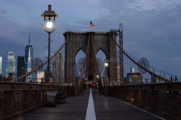 2021年9月 美国纽约 黎明时分的布鲁克林大桥 空旷的布鲁克林大桥俯瞰着曼哈顿 — 图库照片