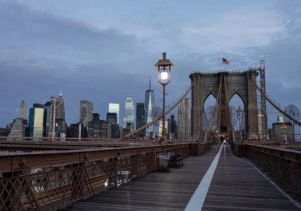 ニューヨーク アメリカ合衆国 2021年9月 早朝のブルックリン橋 マンハッタンを見下ろす空のブルックリン橋 — ストック写真