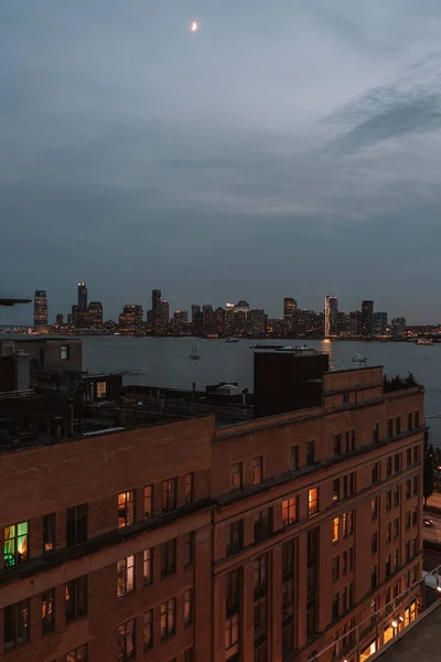 2021年9月 美国纽约 从惠特尼美国艺术博物馆的屋顶俯瞰纽约市的夜景 — 图库照片