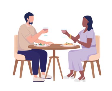Çıkıp şarap içen ve yemek yiyen çift yarı düz renkli vektör karakterler. Düzenlenebilir figürler. Beyazın üstüne tüm vücudu olan insanlar. Web grafik tasarımı ve animasyonu için basit çizgi film stili çizimi