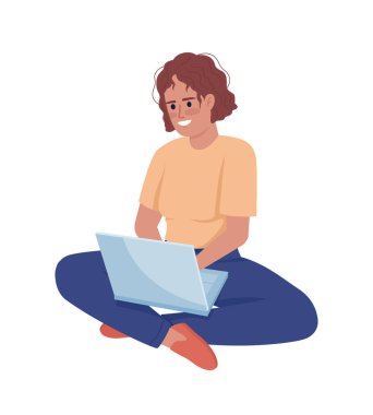 Dizüstü bilgisayarı yarı düz renk vektör karakteri olan kadın. Düzenlenebilir figür. Beyazın üzerinde tam vücut insan. Uzaktan kumandalı. Web grafik tasarımı ve animasyonu için basit çizgi film stili çizimleri çevrimiçi çalışıyor