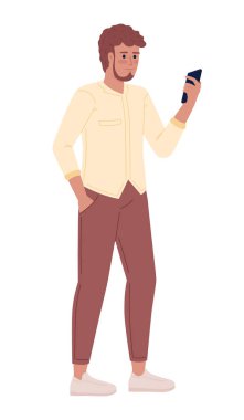 Cebinde cep telefonu olan sakallı adam yarı düz renk vektör karakteri. Düzenlenebilir figür. Beyazın üzerinde tam vücut insan. Web grafik tasarımı ve animasyonu için basit çizgi film tarzı benek çizimi