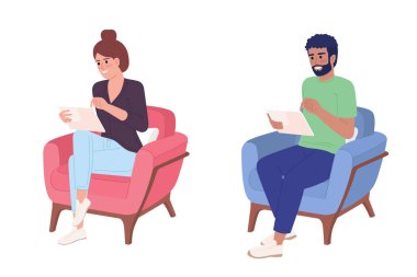 Koltuklardaki tablet kullanıcıları yarı düz renk vektör karakterleri ayarlandı. Düzenlenebilir figürler. Beyazın üstüne tüm vücudu olan insanlar. Web grafik tasarımı ve animasyonu için basit çizgi film stili illüstrasyon paketi