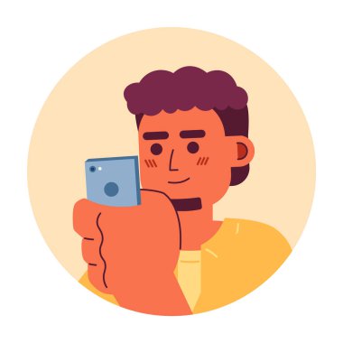 2D vektör avatar çizimine bakan Güney Asyalı sakallı bir adam. Seyyar hippi sakallı çizgi film karakteri suratını tutuyor. Sosyal medya kullanıcısı düz renk kullanıcı profili resmi beyaza izole edildi