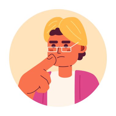 Gözlüklü türban adam çene 2D vektör avatar illüstrasyonuna dokunuyor. Hindu adam çizgi film karakterinin yüzüne baktığını düşünüyor. Karar veriyorum. Gövde dili düz renk kullanıcı profili resmi beyaza izole edildi