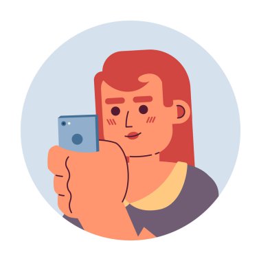 Asyalı-Amerikalı akıllı kadın 2D vektör avatar çizimi. Telefon kaydırma kızı Koreli boyalı saç çizgi film karakteri yüzü. Mobil internet kullanıcısı düz renk kullanıcı profili resmi beyaza izole edildi