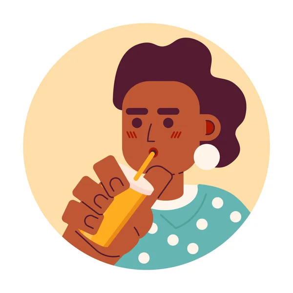 非洲卷发时髦的女人吸吮稻草2D矢量的图解 喜欢喝咖啡的女孩卡通人物的脸 黑人女士饮用奶昔扁平的颜色用户形象隔离在白色的 — 图库矢量图片