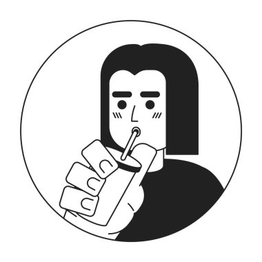 Siyah beyaz saman yudumlayan yetişkin Koreli kadın 2B vektör avatar çizimi. Asyalı stil düşkünü öğrencinin çizgi film karakteri suratının tadını çıkarıyor. Kadın milkshake içiyor Düz portre