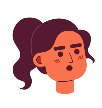 Latin kökenli genç bir kadın 2B vektör avatar çizimine şaşırdı. Vay canına. Latin çizgi film karakteri portresi. Esmer kız düz renk kullanıcı profili resmi beyaz arkaplanda izole edildi