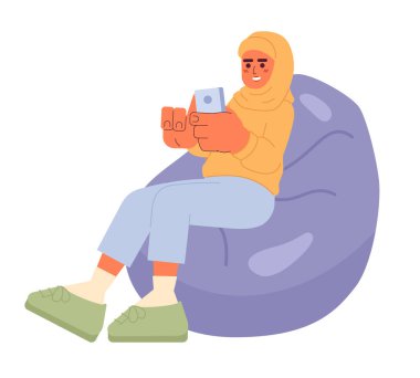 Armut koltukta oturan Müslüman kadın telefon çizgi filmi düz resimli. Torba sandalyedeki tesettürlü kız, beyaz arka planda izole edilmiş 2D karakter. Sosyal ortam sahne vektör rengi resmi ile kaydırılıyor