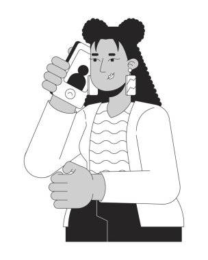 İspanyol kıvırcık saçlı kadın cep telefonu siyah-beyaz 2D çizgi karakteri arıyor. Kullanıcı aygıtı cep telefonu. Akıllı telefon taşıyan Latin bir kadın izole edilmiş vektör hatlı kişi. Monokromatik nokta çizimi