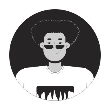 Siyah beyaz güneş gözlüklü Latin Amerikalı adam. 2D Avatar çizimi. Süslü tişörtlü genç bir adam vektör yüz hatlarını izole ediyor. Günlük erkek kullanıcı profili resmi