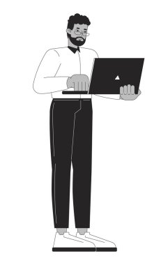 Sıradan siyahi bir adam dizüstü bilgisayarında siyah-beyaz 2D çizgi karakteri yazıyor. Afrikalı Amerikalı iş adamı gözlükleri izole edilmiş vektör taslağı üzerinde çalışıyor. Monokromatik nokta çizimi