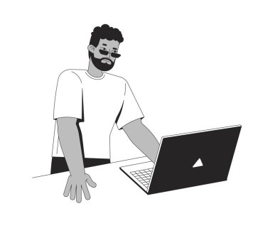 Ayakta duran ve dizüstü bilgisayar 2D çizgi karakteri üzerinde çalışan Afrikalı Amerikalı bir adam. Sakallı, güneş gözlüklü siyahi adam masa başı izole edilmiş vektör çizgili kişiye yaslanıyor. Monokromatik nokta çizimi