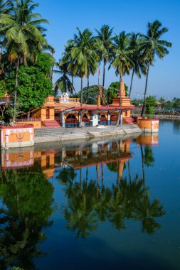 Pune, Hindistan - 23 Nisan 2023: Pune Hindistan yakınlarındaki Ramdara 'daki antik Hindu Tapınağı. Tapınak 1970 'te yeniden inşa edildi ve kendini Lord Shiva ve Tanrıça Parvaty' ye adadı..