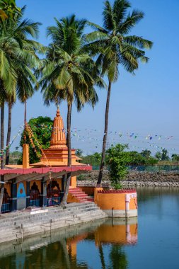 Pune, Hindistan - 23 Nisan 2023: Pune Hindistan yakınlarındaki Ramdara 'daki antik Hindu Tapınağı. Tapınak 1970 'te yeniden inşa edildi ve kendini Lord Shiva ve Tanrıça Parvaty' ye adadı..