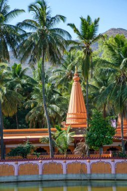 Pune, Hindistan - 23 Nisan 2023: Pune Hindistan yakınlarındaki Ramdara 'daki antik Hindu Tapınağı. Tapınak 1970 'te yeniden inşa edildi ve kendini Lord Shiva ve Tanrıça Parvaty' ye adadı..