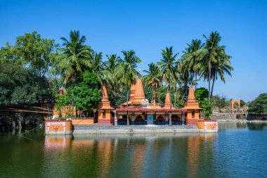 Pune, Hindistan - 23 Nisan 2023: Pune Hindistan yakınlarındaki Ramdara 'daki antik Hindu Tapınağı. Tapınak 1970 'te yeniden inşa edildi ve kendini Lord Shiva ve Tanrıça Parvaty' ye adadı..