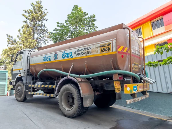 Pune, Hindistan - 25 Nisan 2023: Pune Hindistan 'daki bir ofis tesisinde su sağlayan bir tanker.