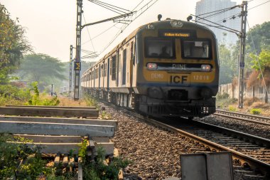 Pune, Hindistan - 09 Nisan 2023: Pune 'dan Daund rotasına giden yerel bir banliyö treni, Pune Hindistan yakınlarındaki Hadapsar' da.