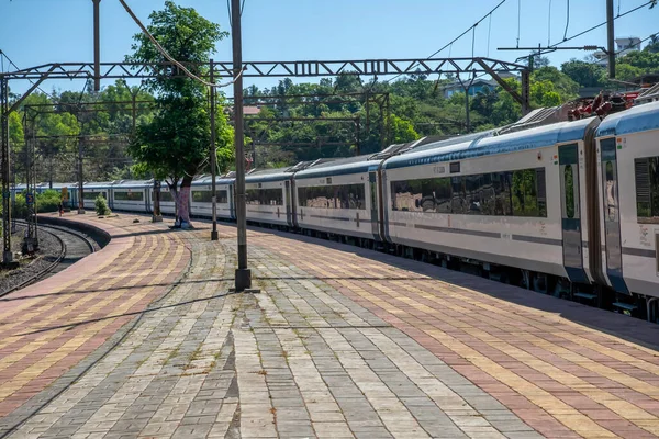 Khandala, Hindistan - 02 Nisan 2023: Solapur Mumbai Vande Bharat Ekspresi Mumbai 'ye doğru ilerliyor, Khandala Hindistan.
