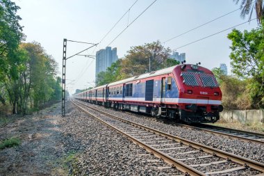 Pune, Hindistan - 06 Mayıs 2023: Pune 'dan Daund rotasına giden yerel bir banliyö treni, Pune Hindistan yakınlarındaki Hadapsar' da.