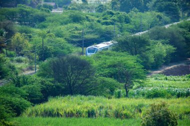 Pune, Hindistan - 14 Mayıs 2023: Mumbai Solapur Mumbai Vande Bharat Ekspres Treni, Pune Hindistan yakınlarındaki Uruli 'de çekildi..