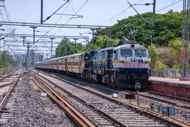 Baramati, Hindistan - 20 Mayıs 2023: Baramati Hindistan 'da WDP4D sınıfı dizel bir lokomotif tarafından taşınan yolcu treni.