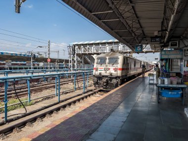 Pune, Hindistan - 20 Mayıs 2023: Pune Hindistan yakınlarındaki Daund 'da WAP7 lokomotifi tarafından taşınan yolcu treni.